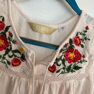 R1893 Women’s size small ivory/blush pink boho top pink flowers embroidery